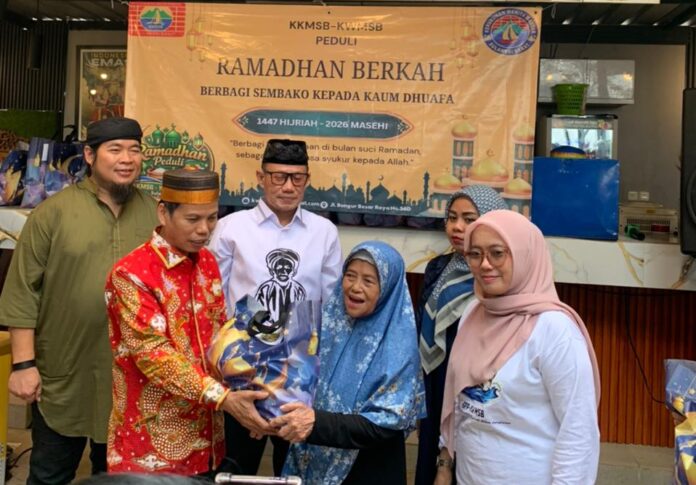 BPP KKMSB dan KWMSB membagikan sembako sebagai rangkaian program Ramadhan 1447 H di Teluk Gong, Jakarta Utara, Minggu, 22 Februari 2026. (Foto: Tim Media BPP KWMSB)