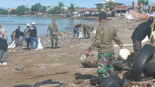 Sambut Libur Lebaran, Personel Kodim 1402/Polman dan Warga Bersihkan Pantai