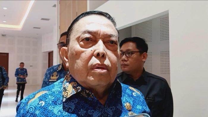 MOBIL DINAS - Wagub Sulbar Salim S Mengga saat ditemui di Ballroom Andi Depu, Kantor Gubernur Sulbar, Senin (17/3/2025). Salim S Mengga, mempertanyakan puluhan aset daerah termasuk mobil dinas hingga kini tidak diketahui keberadaannya.