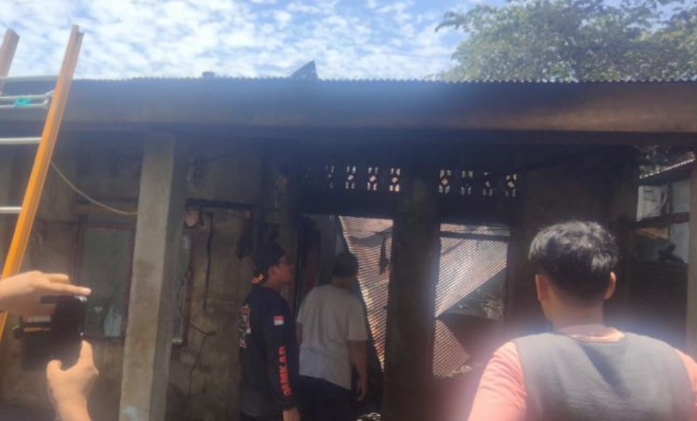 Foto : Rumah tidak berpenghuni yang berada di Jalan Kurungan Bassi, Kabupaten Mamuju, Sulaweai Barat, Minggu (23/3/2025) terbakar.