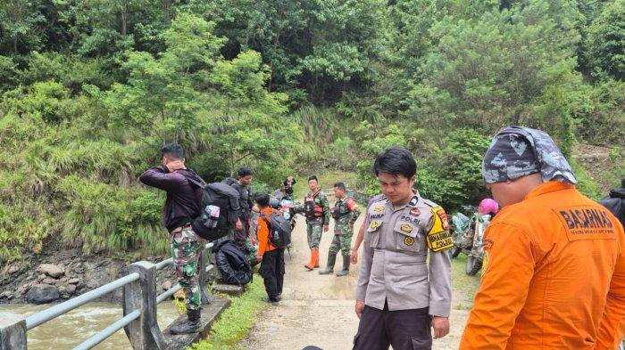 HARI KEDELAPAN PENCARIAN KORBAN TENGGELAM - Tim SAR gabungan masih mencari keberadaan nenek dan cucu yang tenggelam di Sungai Talambi, Kabupaten Mamasa, Sulawesi Barat pada Sabtu 922/3/2025). Sejak pagi, tim telah bergerak menyisir beberapa titik yang menjadi fokus pencarian. Pada pukul 10.00 WITA, pencarian dilakukan dengan menggunakan drone thermal di sepanjang aliran Sungai Masuppu hingga ke Desa Manipi, Kecamatan Pana, Kabupaten Mamasa. 