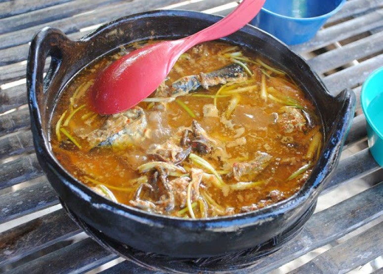 Kuliner Bau Peapi Mandar dalam kuali tanah liat yang terlihat gurih dan lezat dengan minyak kelapa Mandar yang kental Photo Credit : Pusvawirna Natalia Muchtar Image