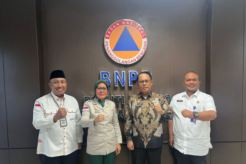 Pelaksana Harian Sekretaris Daerah Provinsi Sulbar Junda Maulana (dua dari kanan) serta Deputi Bidang Logistik dan Peralatan BNPB Andi Eviana (dua dari kiri) dan Pelaksana Tugas Kepala Pelaksana Harian BPBD Sulbar Muhammad Yasir Fattah (kanan) (ANTARA/HO/Diskominfo Sulbar)