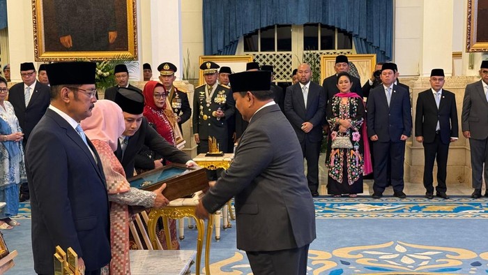 Foto: Prabowo anugerahkan gelar pahlawan nasional ke 10 tokoh, termasuk Soeharto dan Gus Dur (Eva/detikcom)