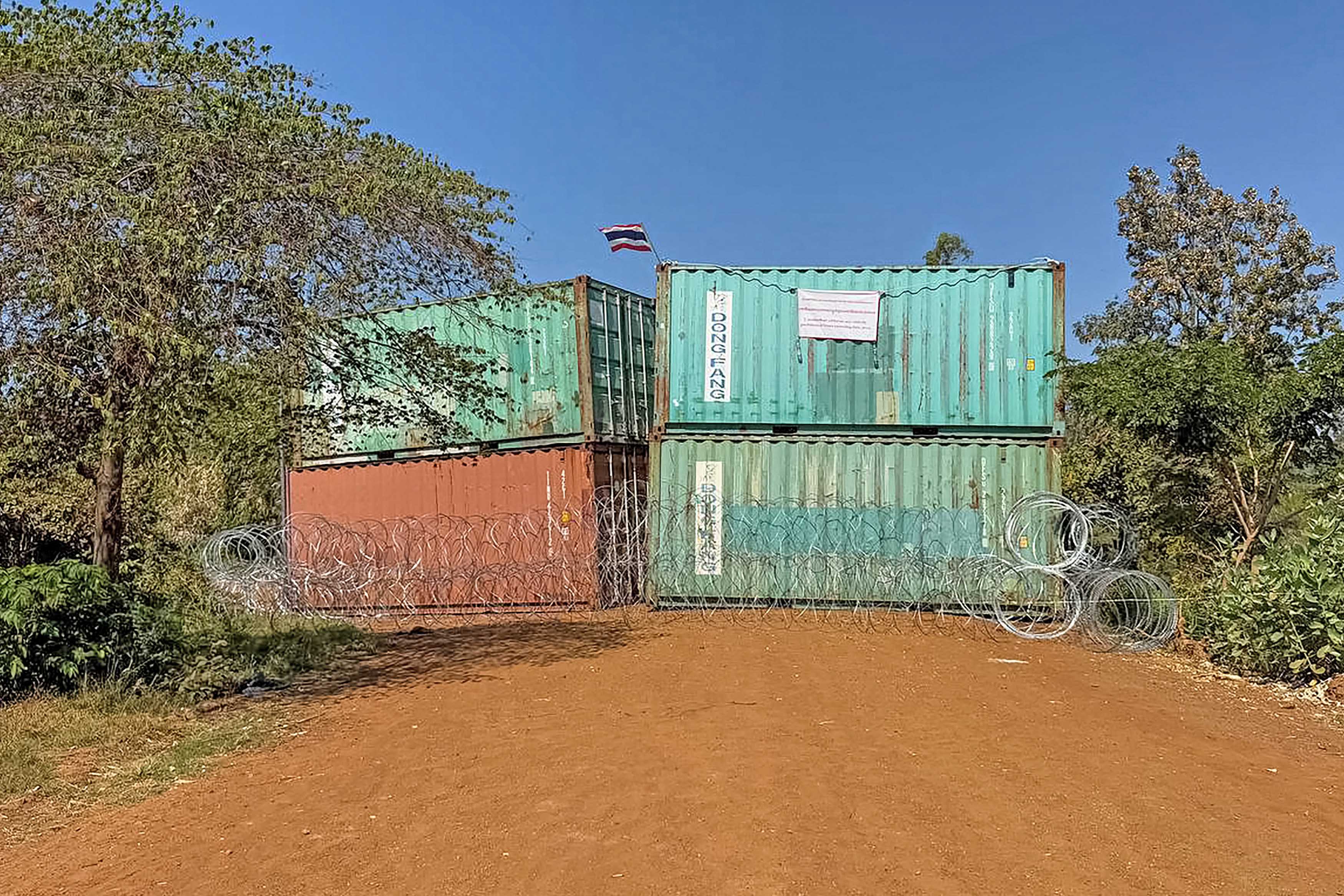 Ket. Kontainer dan kawat berduri yang dipasang militer Thailand untuk menghalangi jalan menuju Desa Chouk Chey. Kamboja pada Sabtu (3/1) menyerukan agar Thailand  menarik pasukannya dari wilayah yang diklaim Phnom Penh sebagai wilayahnya.