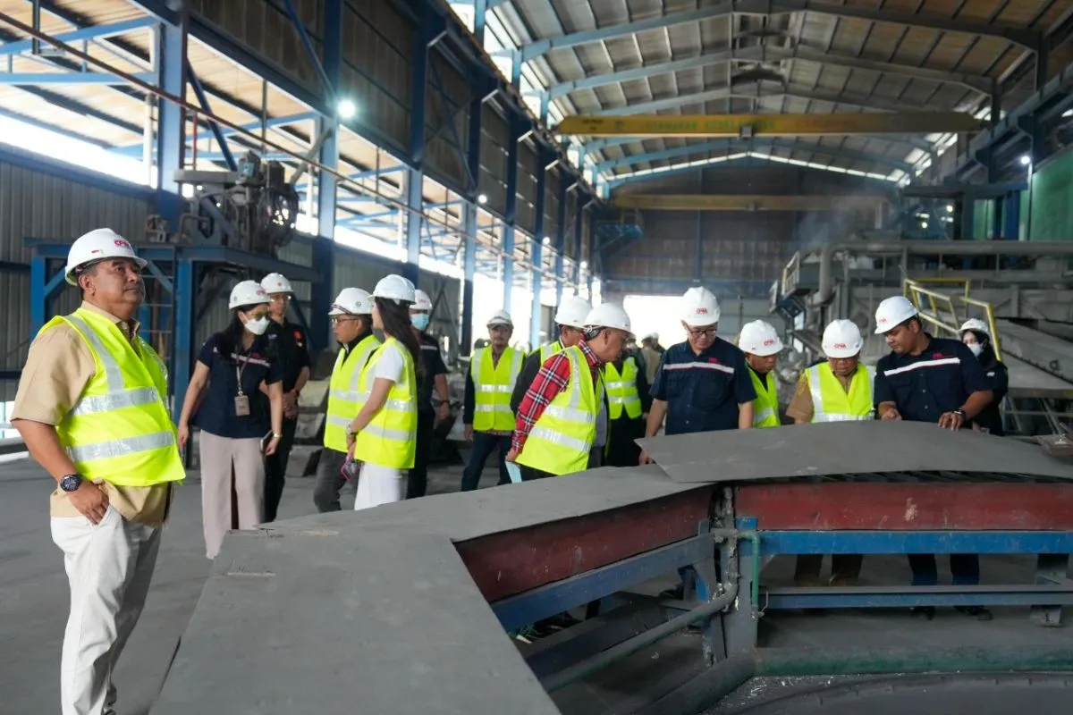 Penjabat Gubernur Sulawesi Barat (Sulbar) Bahtiar Baharuddin meninjau PT Cipta Persada Mulia (CPM) di Kota Batam dan mengajak perusahaan tersebut untuk membangun investasi di Sulbar, Selasa (08/10/2024) ANTARA Foto/HO Humas Pemprov Sulbar (B)