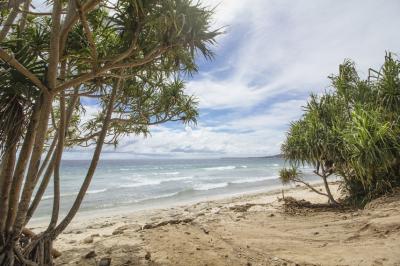 Pantai Dato, Majene. Pantai yang terletak di Dusun Pangale, Kelurahan Baurung, Kecamatan Banggae Timur, Kabupaten Majene