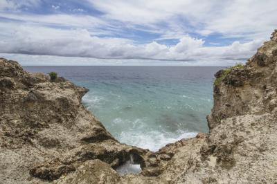 Di pantai ini, terdapat batu karang dengan ukuran yang cukup besar