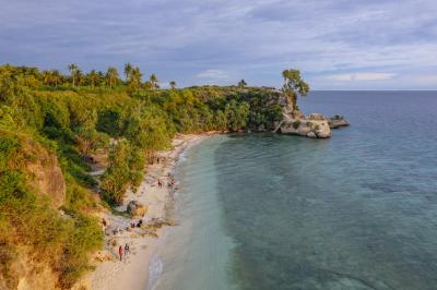 Pengunjung akan dimanjakan dengan pemandangan warna air laut dari Pantai Dato Majene yang bergradasi dari hijau hinggu biru tua dari atas batu karang