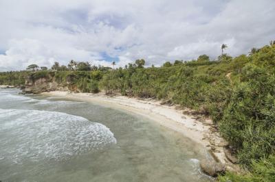 Sebagai daerah pesisir, Kabupaten Majene yang terletak di provinsi Sulawesi Barat memiliki jajaran pantai yang menjadi obyek wisata andalan dari wilayah ini