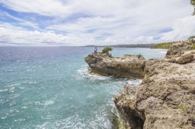 Pantai Dato Majene mempunyai dua bagian pantai dimana terdapat pantai yang beralaskan pasir putih dan pantai yang beralaskan karang